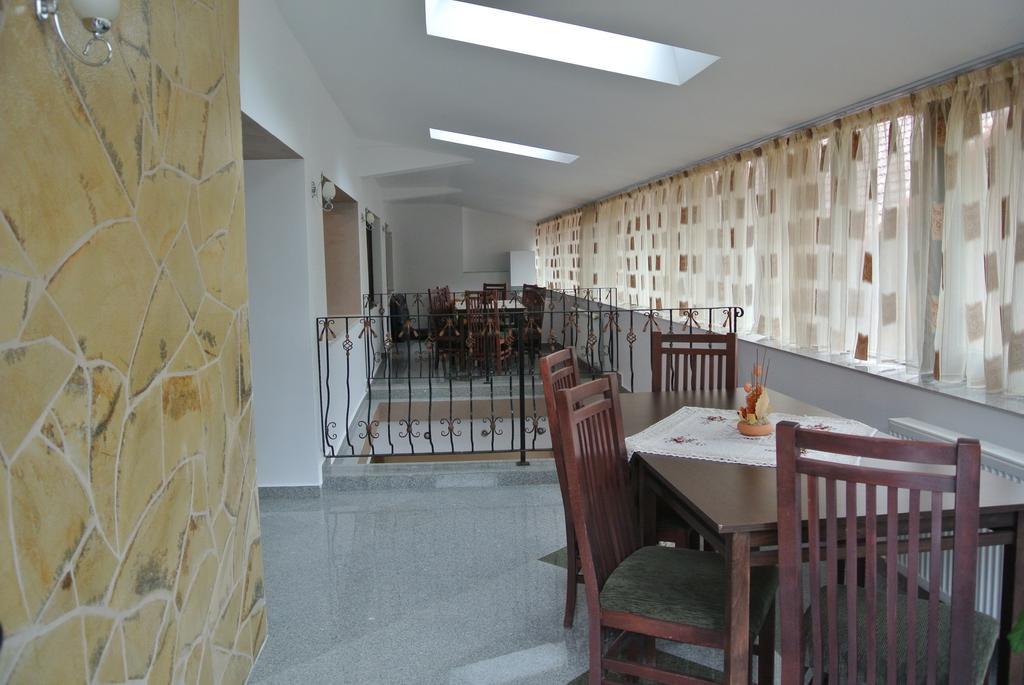 Pensiune Restaurant Piatra Craiului Dîmbovicioara エクステリア 写真