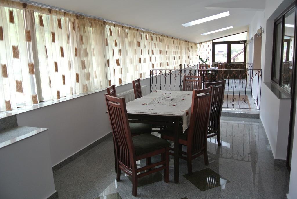 Pensiune Restaurant Piatra Craiului Dîmbovicioara エクステリア 写真