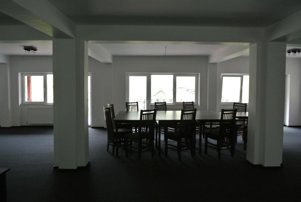 Pensiune Restaurant Piatra Craiului Dîmbovicioara エクステリア 写真