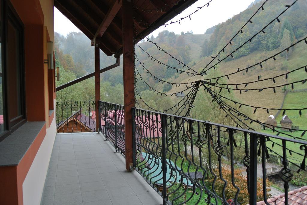 Pensiune Restaurant Piatra Craiului Dîmbovicioara エクステリア 写真